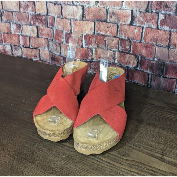 Yokono Women's size 7.5 Red Suede Wedge Sandals - Picture 7 of 7